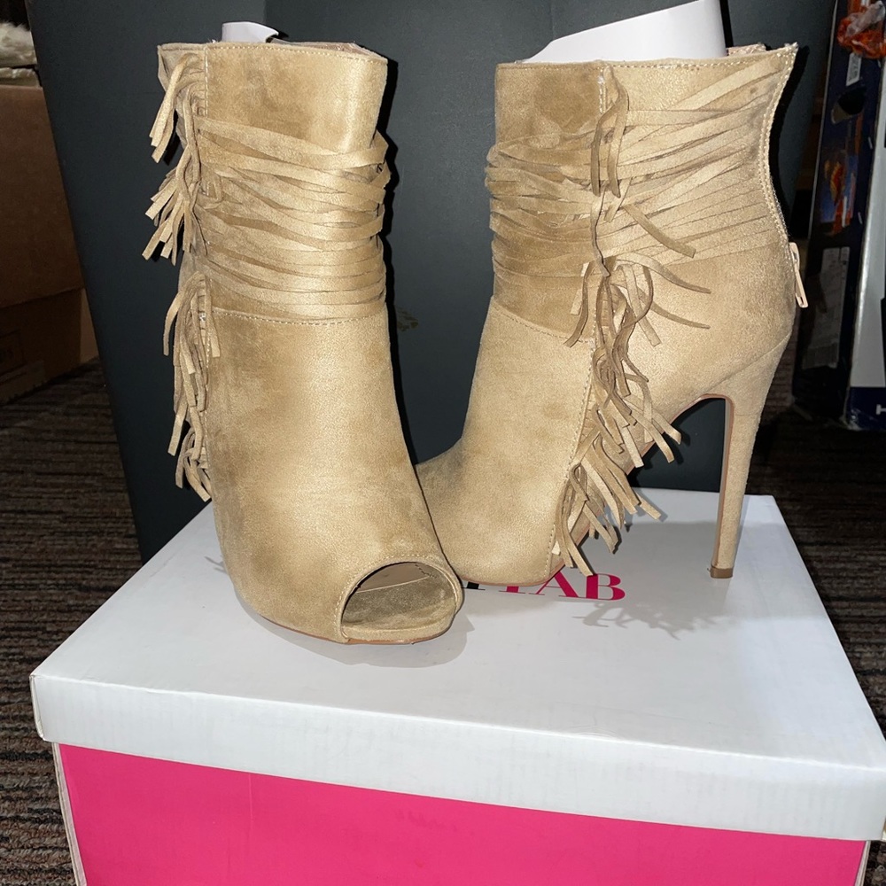 Heeled shoes